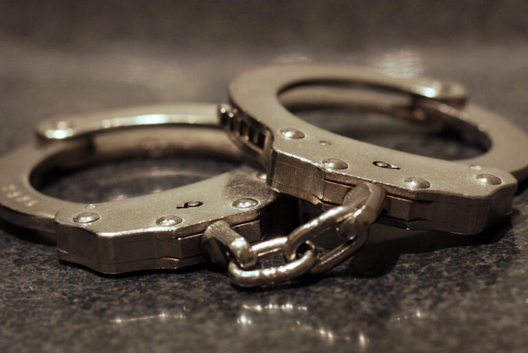 Exagente del Sheriff Arrestado por Agresión Sexual a Menor en Pueblo County