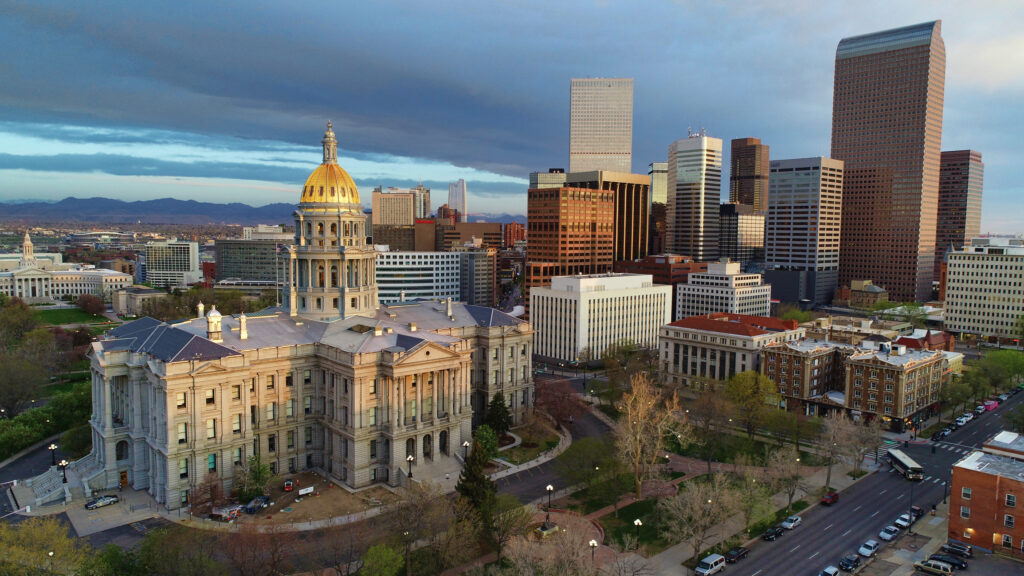 Colorado Prohíbe el Matrimonio Infantil: Establece la Edad Mínima en 18 Años