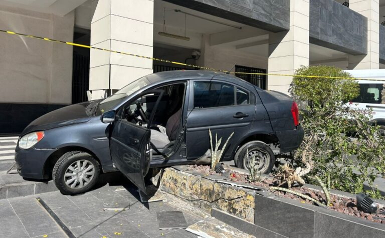 Conductor ebrio provoca accidente en Palacio Federal de Torreón al chocar contra un árbol
