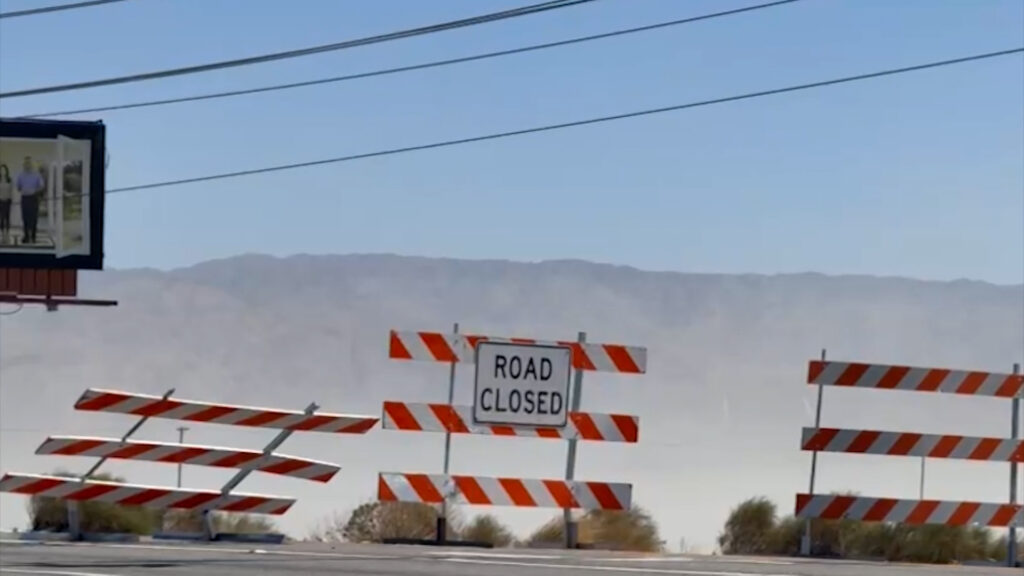 Reabren North Gene Autry Trail y se recomienda evitar vías cerradas por inundaciones