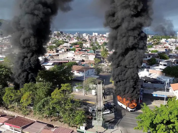 Caos en Puerto Vallarta: Turistas enfrentan un aeropuerto colapsado y pánico tras estallido de violencia