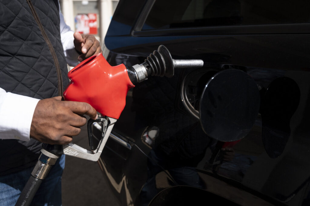 Precio de la gasolina sigue presionando el bolsillo: 2 de cada 3 estadounidenses reportan dificultades económicas