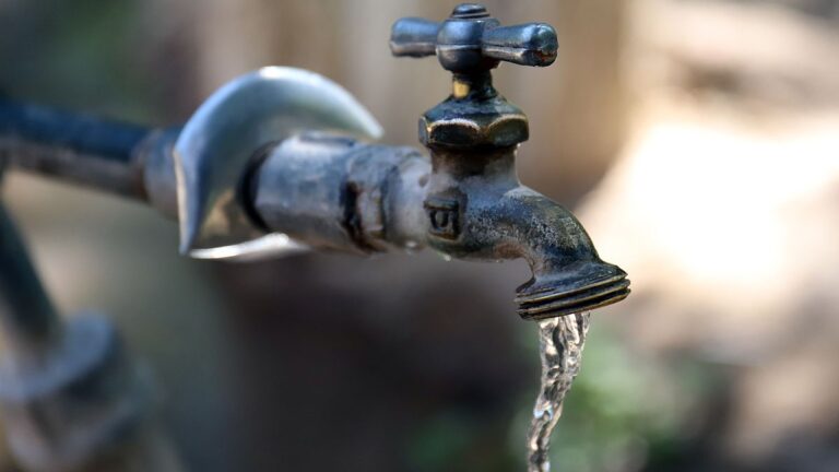 Cierran cruce de calles en Sebastian por fuga de agua