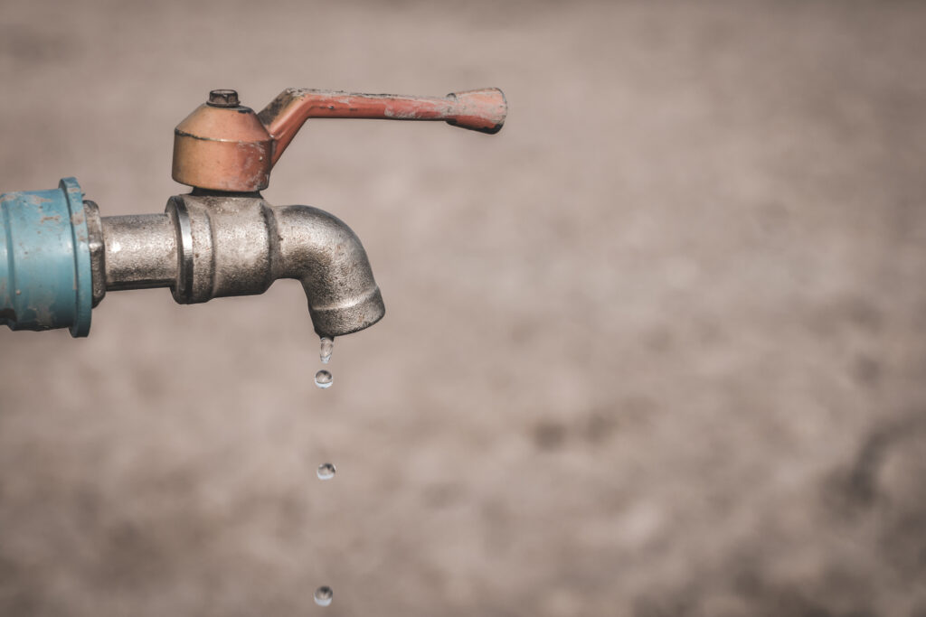 Agua en Salina: pruebas estatales confirman que es segura pese a reportes de coloración