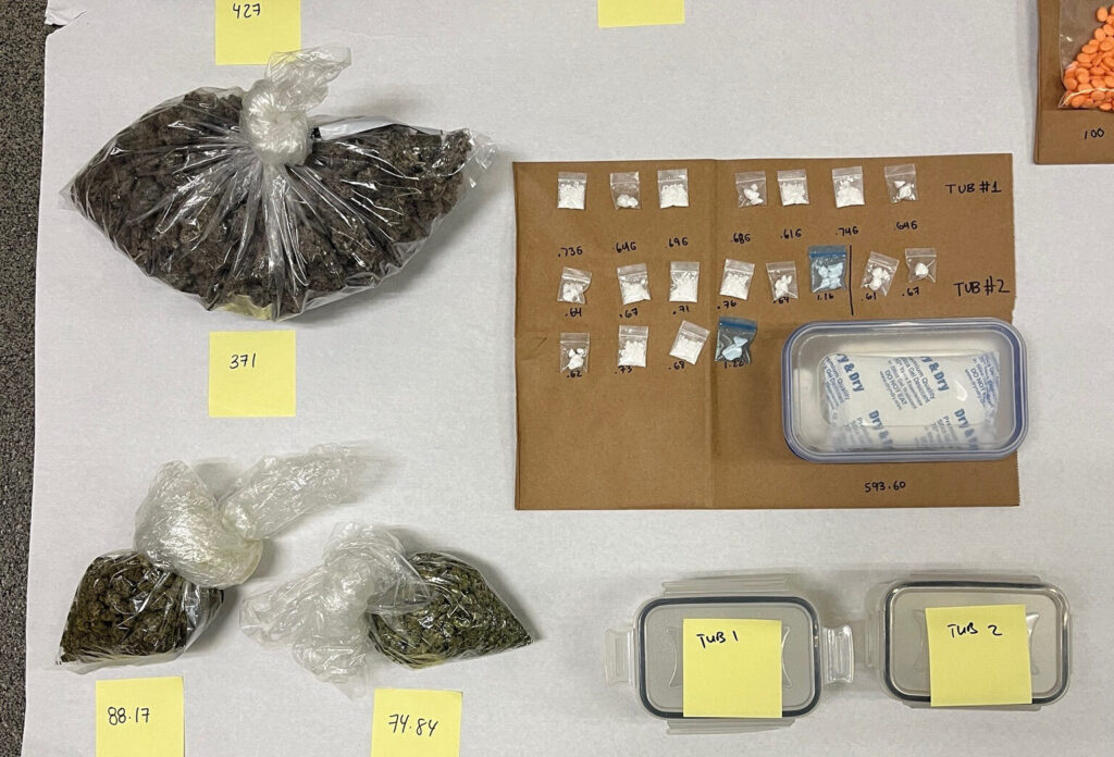 Arrestan a hombre tras hallar pistola y grandes cantidades de droga durante cateo en Lemon Grove