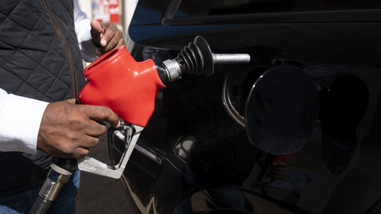 Abbott permite uso de diésel teñido en Texas ante alza de precios del combustible