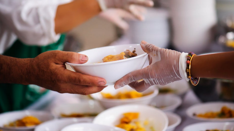 Reúnen 8 mil comidas durante colecta de alimentos