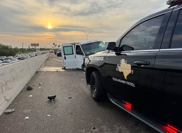 Persecución termina con arresto tras manejo imprudente en Mercedes