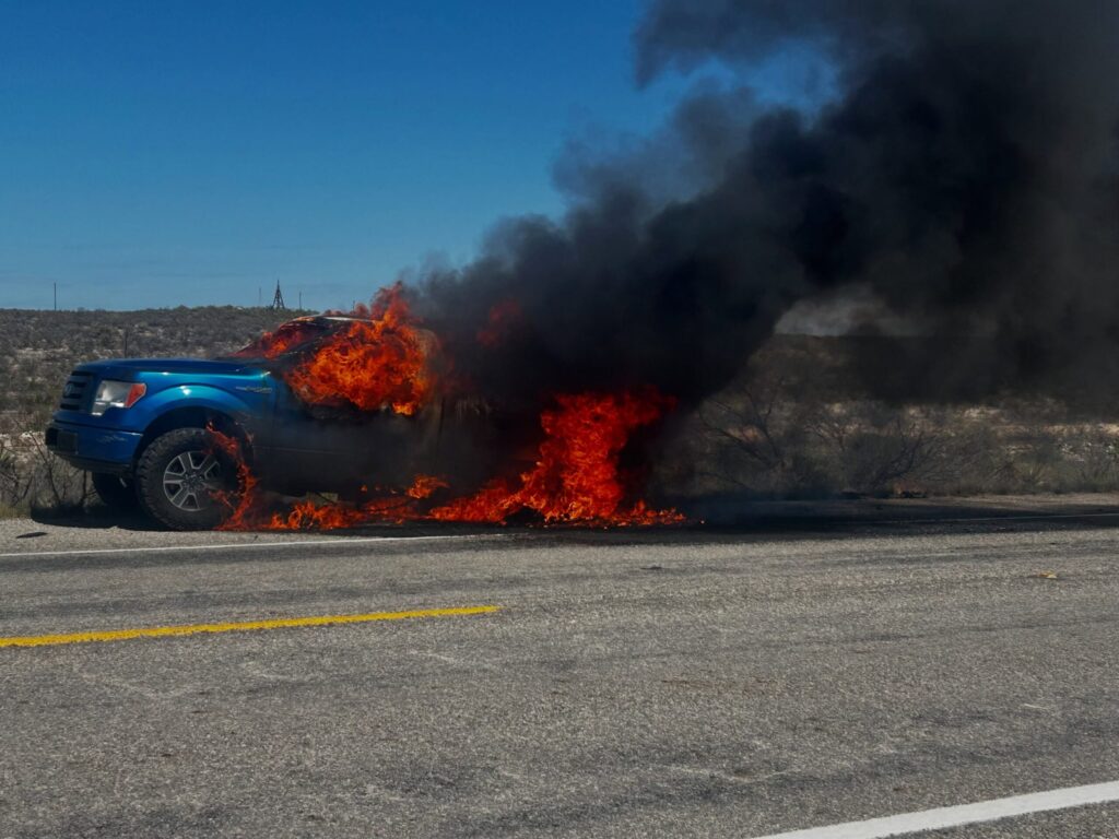 Vehículo se consume en llamas en Val Verde en la Autopista 90