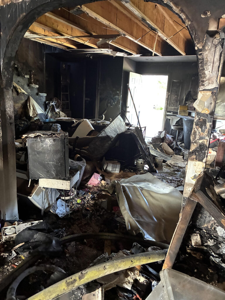 Feroz incendio: 1 herido y un perro fallecido tras fuego residencial en el Condado Clark