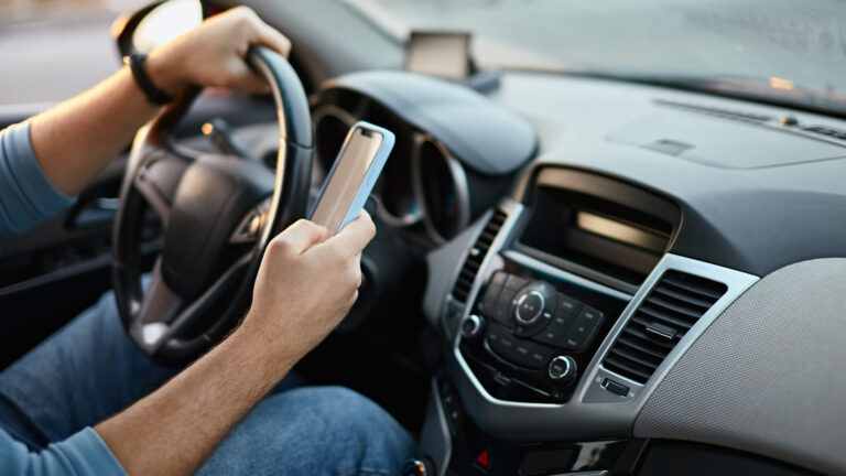 Policía de Salinas intensificará vigilancia contra conductores que usan el celular al volante