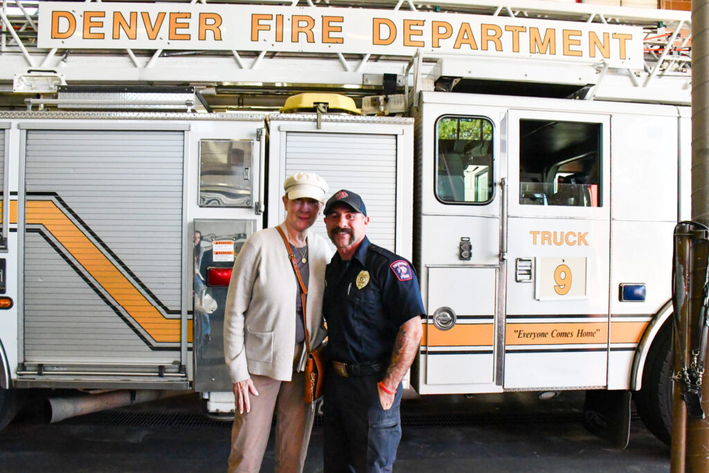Bombero de Denver salva la vida de una mujer de 67 años mientras estaba fuera de servicio